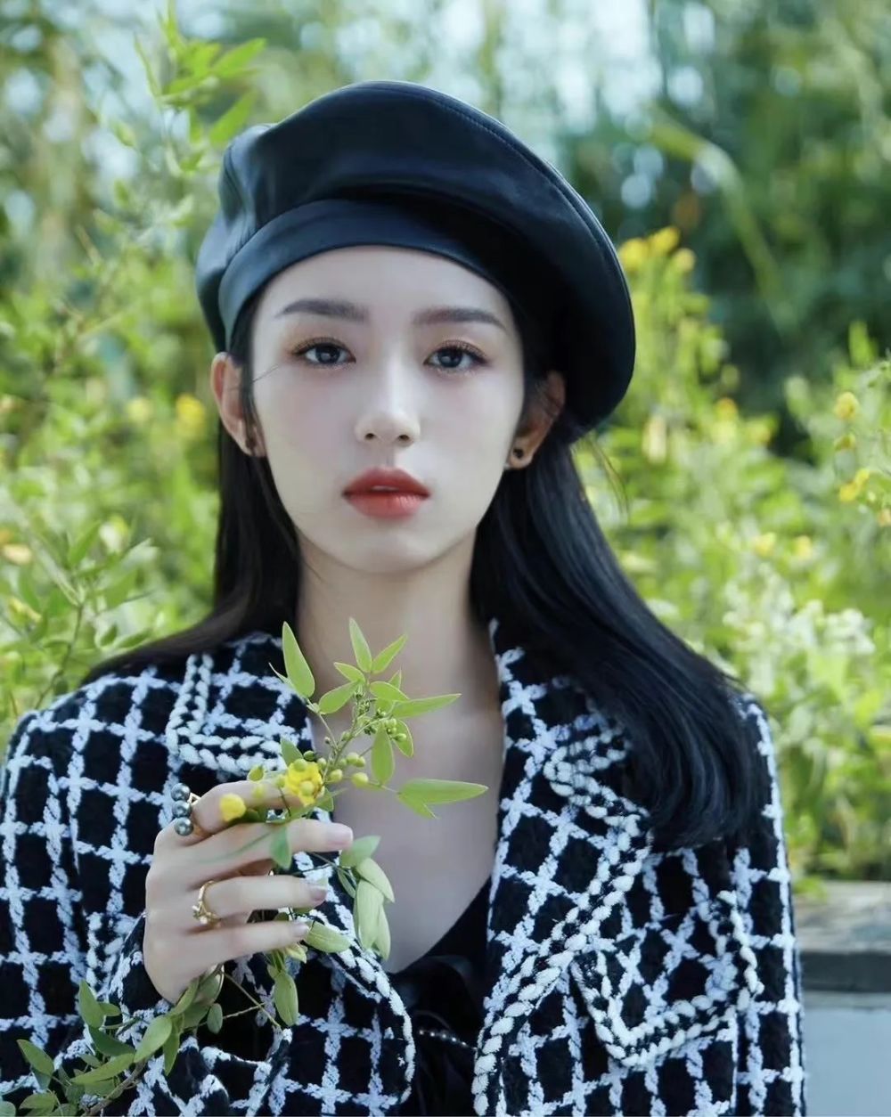 为什么女明星的秋冬穿搭都很偏爱贝雷帽?_腾讯新闻