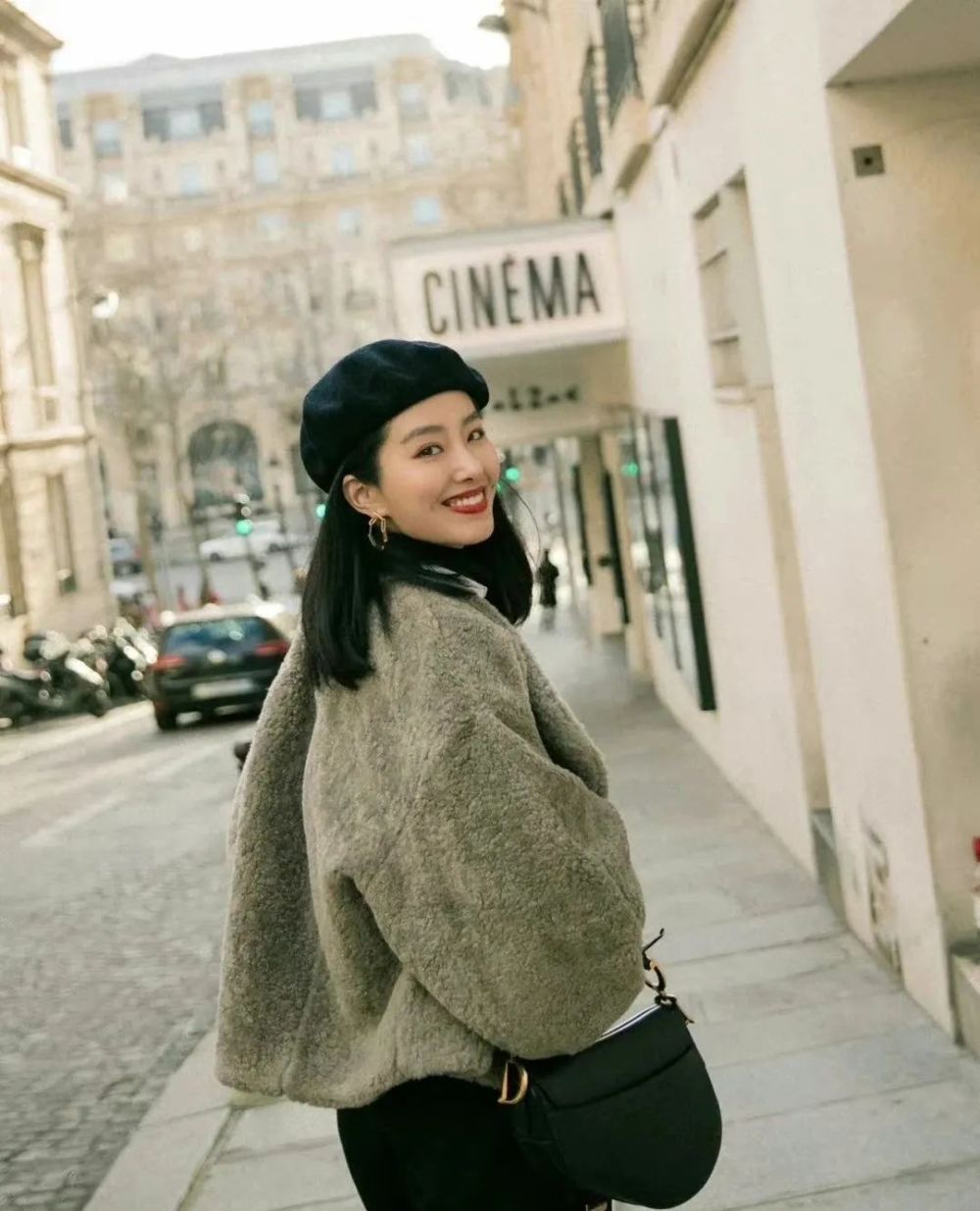 为什么女明星的秋冬穿搭都很偏爱贝雷帽?_腾讯新闻