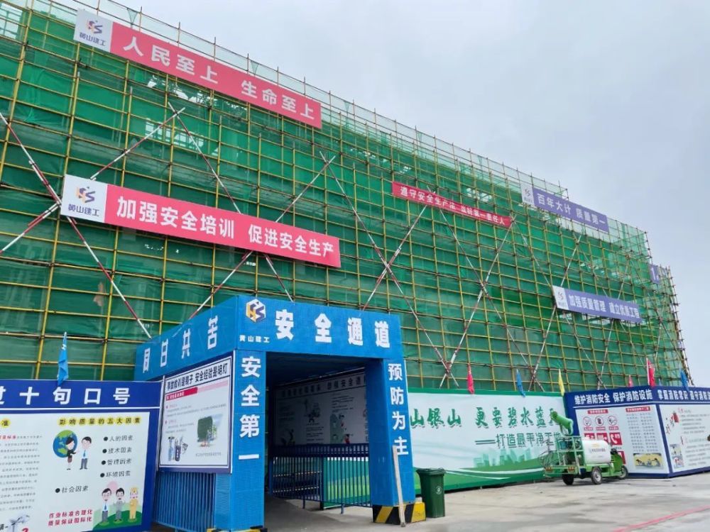 5米高的绿植围挡上精心制作的公益广告,标语内容通俗易懂,生动鲜明
