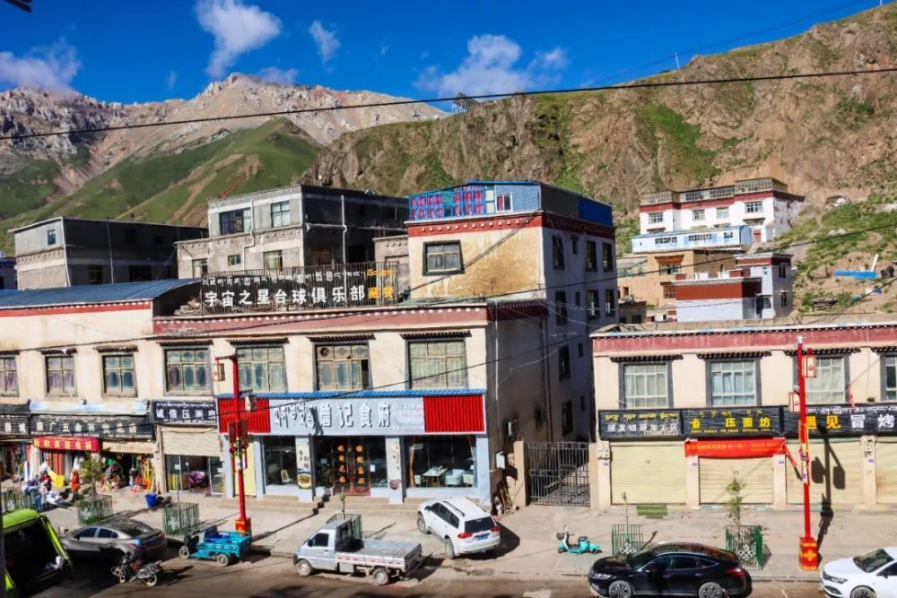 索县县城海拔3980米,县城不大,只有一条主街,建筑比较低矮,规模和内地