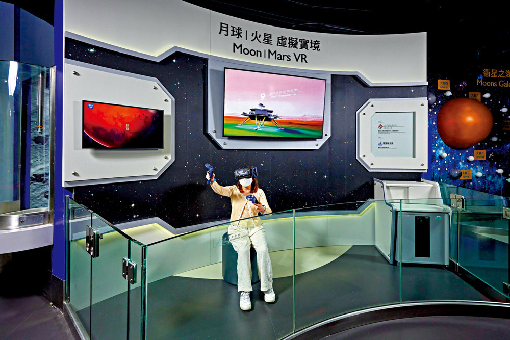 太空馆vr展市民亲身体验探月落火