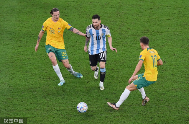 毫无疑问,这是一个高度简化版的"梅西走廊",但无论从加速,晃动和射门