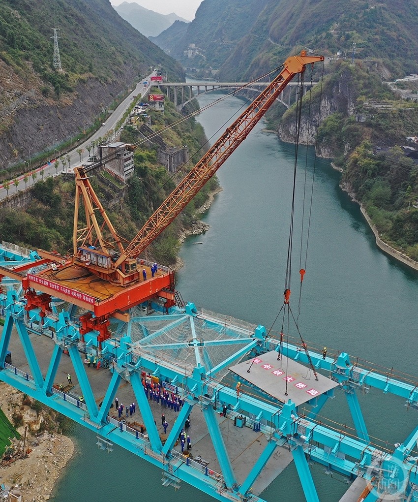 彭水:渝湘高铁清水坪乌江大桥钢梁合龙_腾讯新闻
