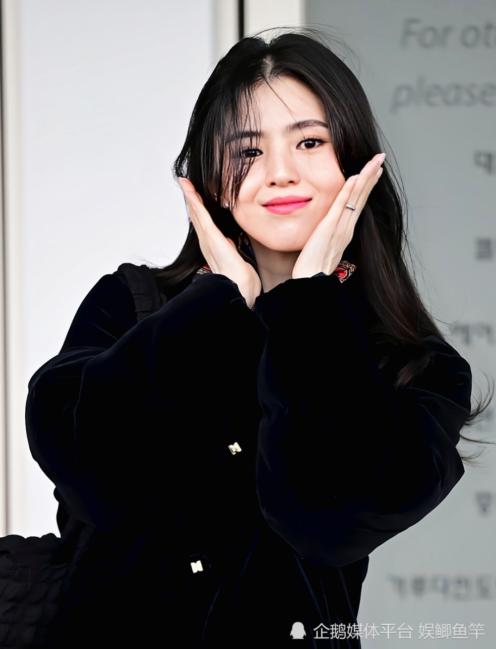 28岁女星韩素希,机场照散发超a气场,每一张都是美颜暴击!_腾讯新闻