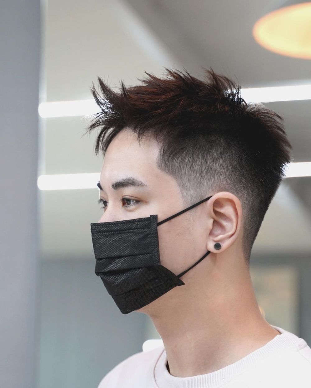 飞机头也是一种很不错的参考,很适**型男帅哥,头顶头发保留3到5厘米