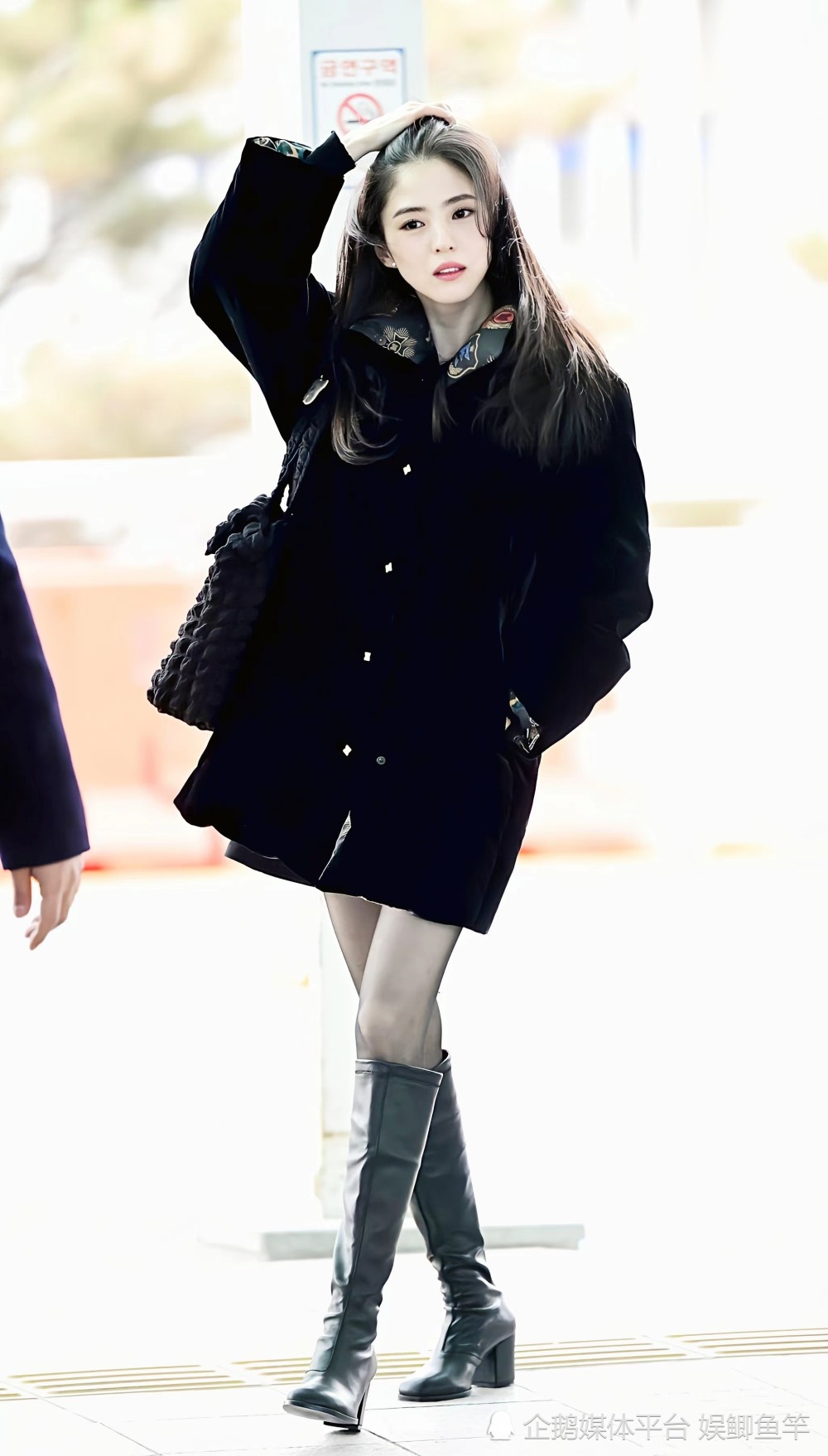 28岁女星韩素希机场照宛如灵动小狐狸两米长美腿藏不住啊
