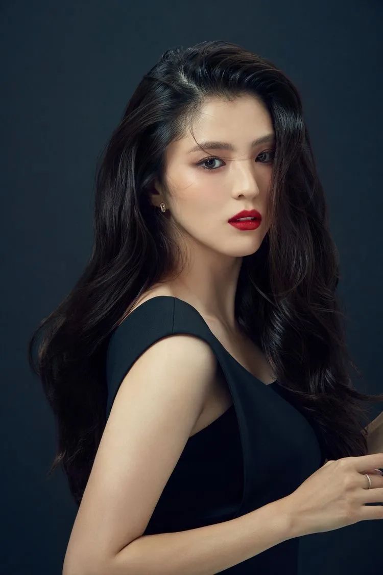 女生在化一种很新的妆:浓妆淡化_深圳热线