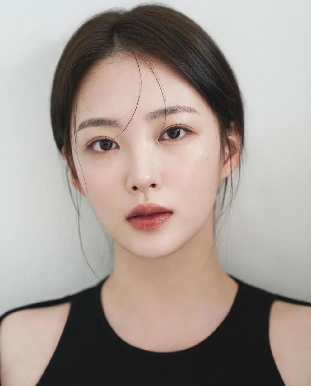 女生在化一种很新的妆:浓妆淡化_深圳热线