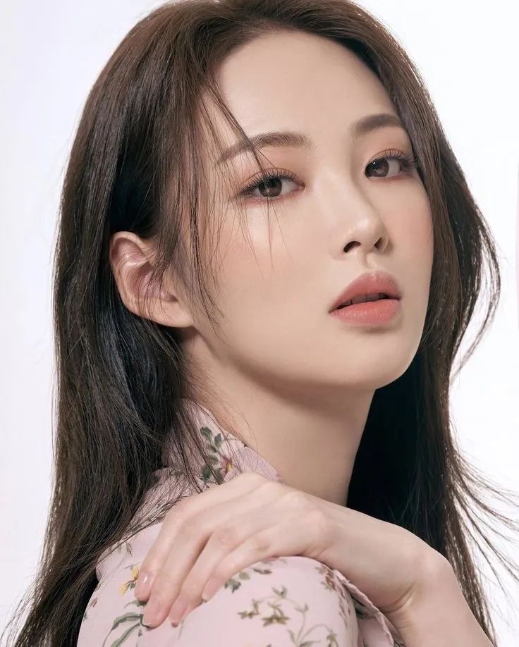 女生在化一种很新的妆:浓妆淡化_深圳热线