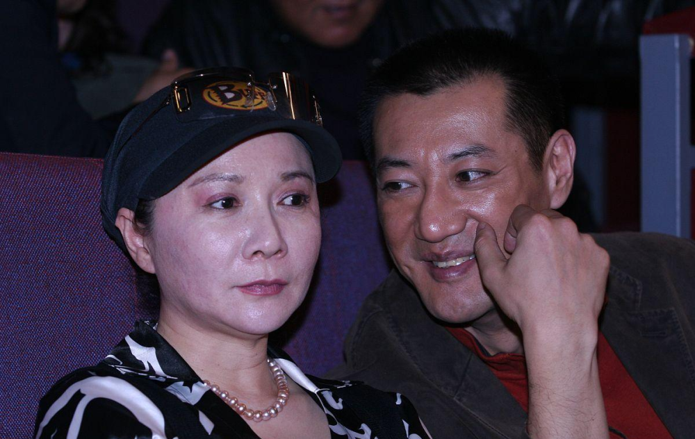 蔡明无奈还有更努力的,也就是蔡明的老公,给她写了近百封情书,也终于