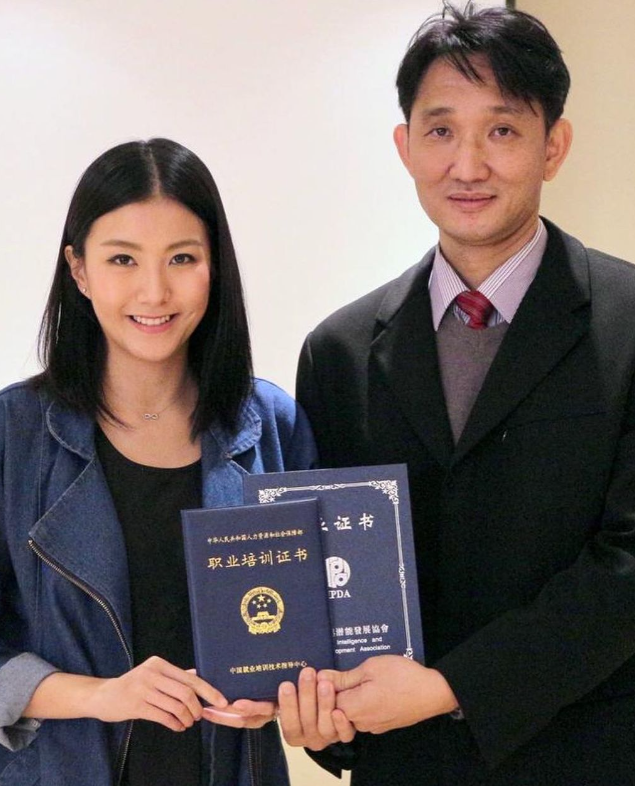 同时当演员参演影视剧演出,电影处女作是2009年《扑克王》,后来在其