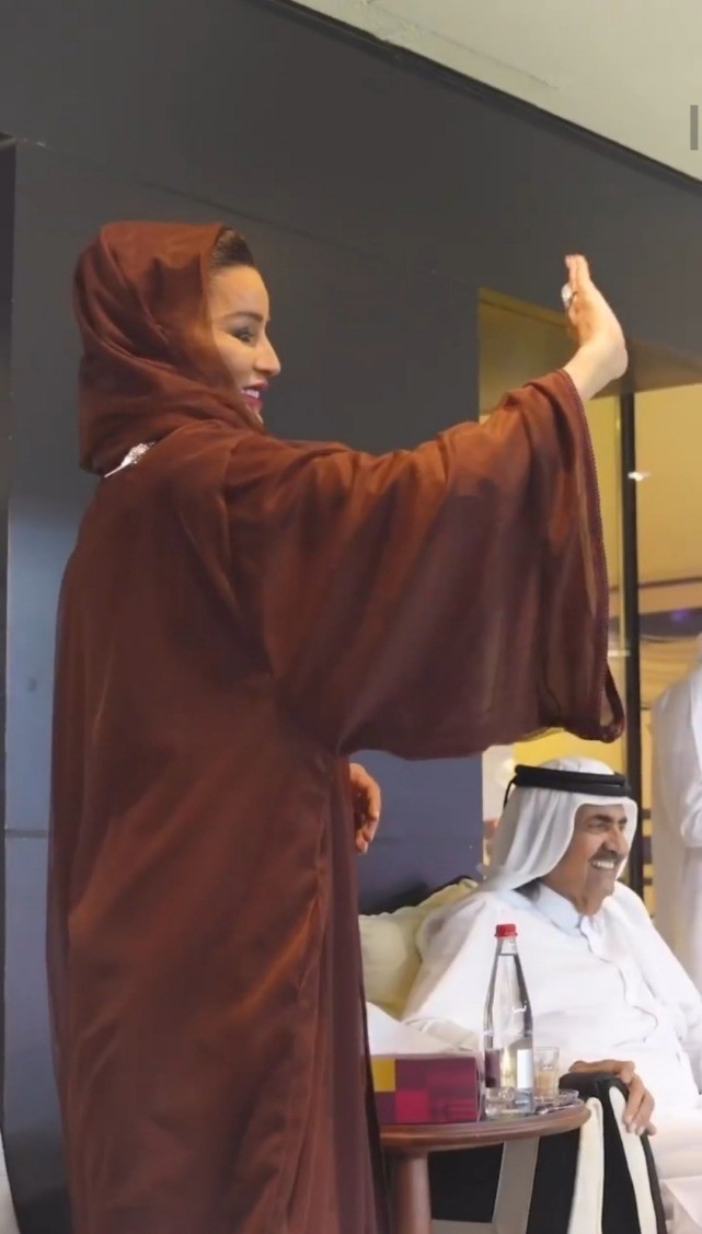排面！卡塔尔老国王VIP包厢接见C罗女友，12岁迷你罗与皇太后谈笑风生高一网课推荐免费