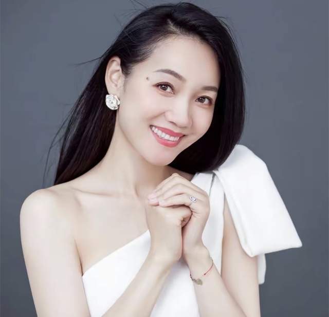 49岁主持人周群做高难度动作,倒立不靠墙身体笔直,半空轻松劈叉