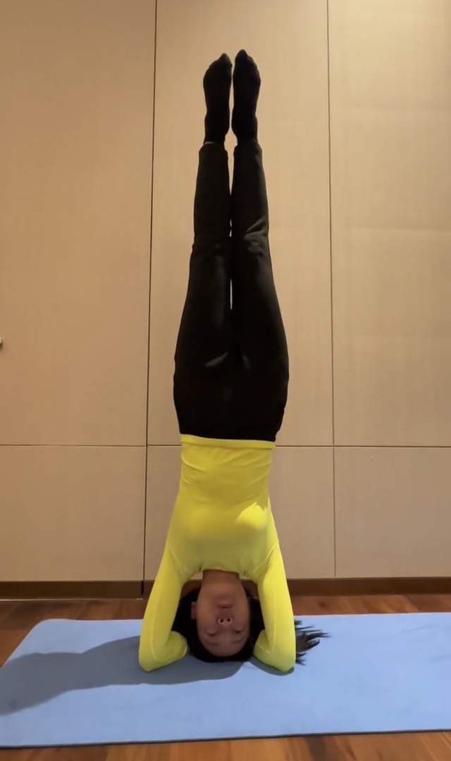 49岁主持人周群做高难度动作,倒立不靠墙身体笔直,半空轻松劈叉