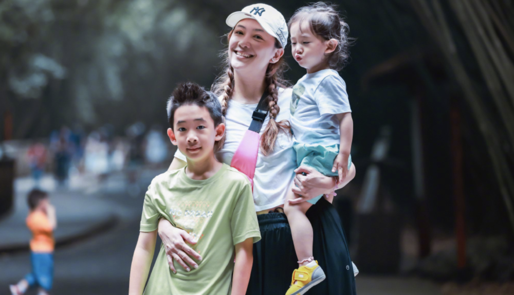 9岁jasper学校演出画面曝光,唱歌时摇头晃脑,校服穿出嘻哈范儿