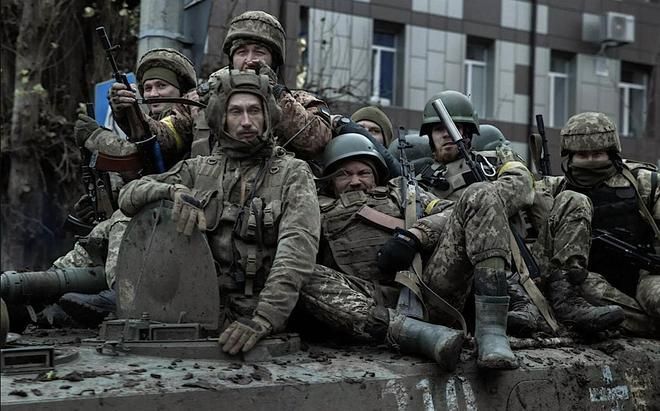 乌军指挥官承认伤亡惨重，已被俄军包围，阵亡者多到无法精确统计初一作文