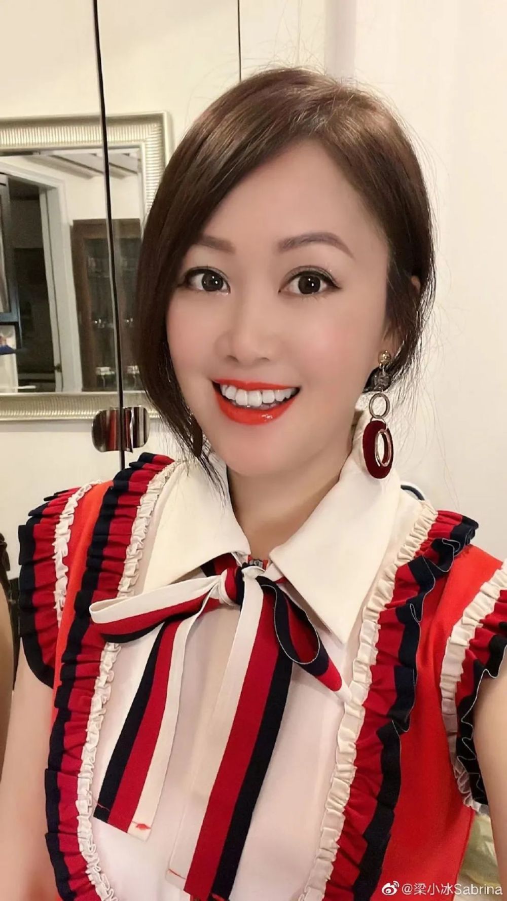 53岁梁小冰近照曝光,手臂粗壮双下巴明显,身形圆润仍获粉丝捧场_腾讯