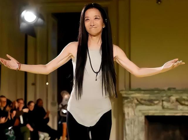 怪不得有年龄20 网友评价王薇薇:比奶奶年龄大,状态比妈年轻,身材属于