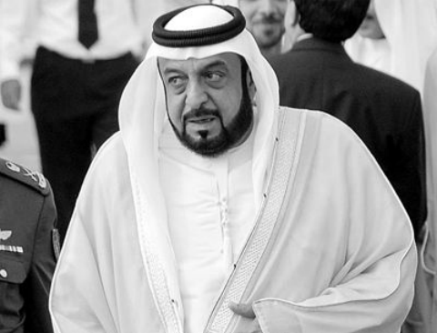 他的父亲哈马德一直协助国王处理政务,操办了卡塔尔酋长国的大小事宜.