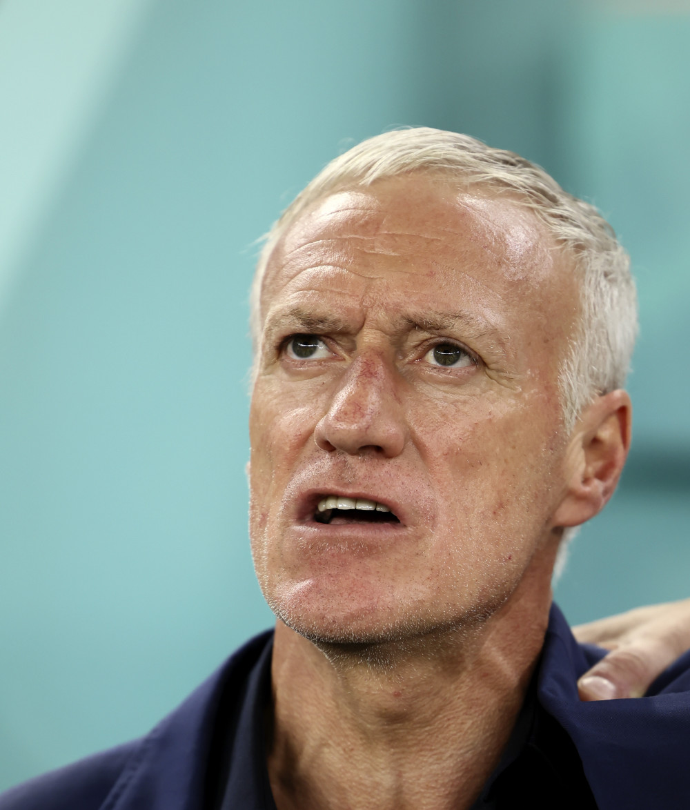 12月4日,法国队主教练德尚在比赛前.