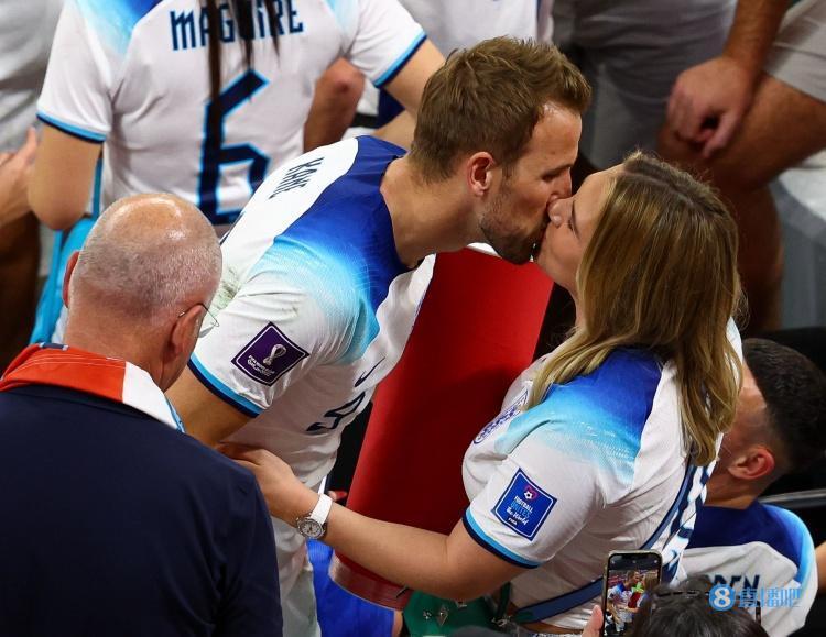 凯恩赛后亲吻看台上的妻子