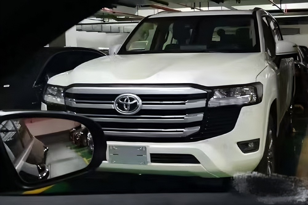 丰田陆巡再国产全新兰德酷路泽现身街头硬朗造型够气派