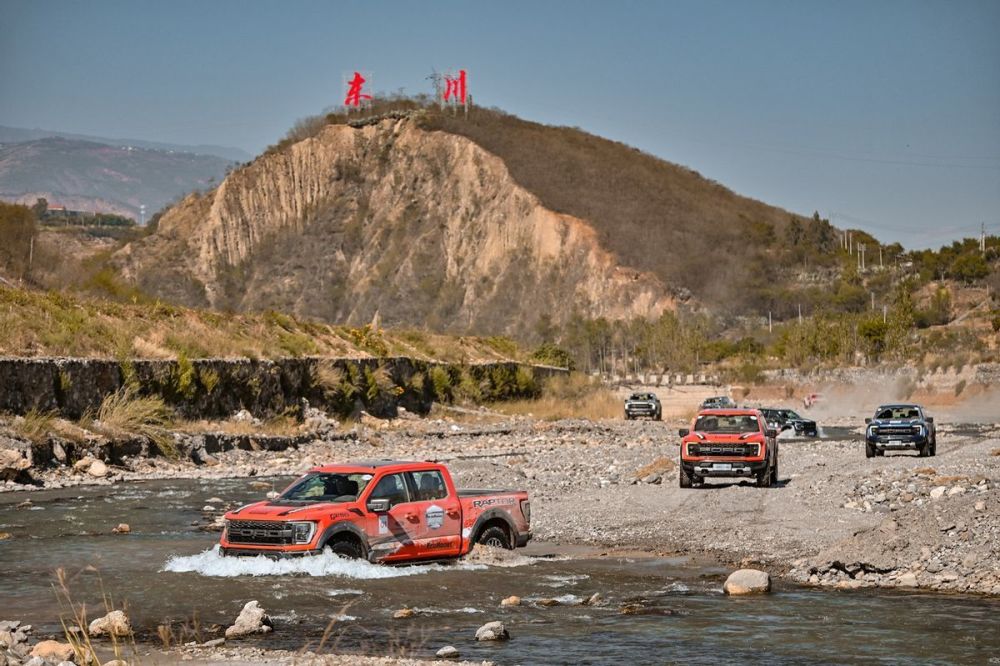 破山而行全新一代福特f150猛禽挑战专业级泥石流越野赛道