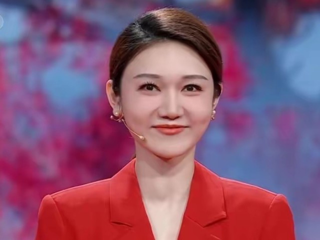 龙洋最早是地方台主持人,2015年成为央视财经频道的节目主持人,进入