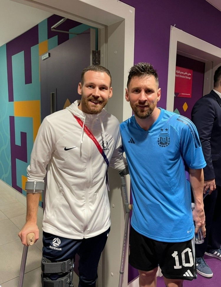 澳大利亚国脚博伊尔晒与梅西合照:史上最佳球员goat_腾讯新闻