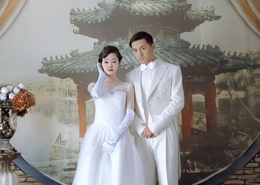 在《伪装者》中,明台和于曼丽拍婚纱照好甜蜜,明