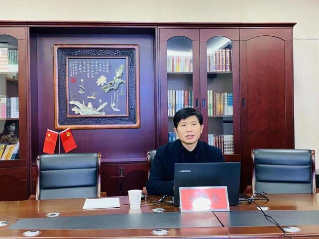 网线这一头,是湖北省特级教师,武汉市光谷花城初级中学执行校长马明荃