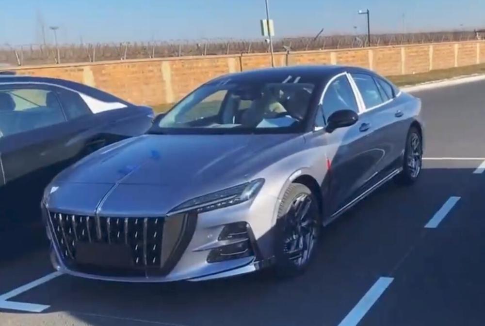 向大嘴奥迪看齐20t中置双出排气红旗h6实车谍照曝光