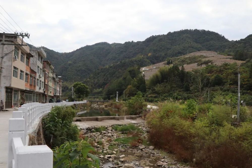 在千秋坑,故名"松坑",村子位于文成县南面,东与文成县珊溪镇仰山相连