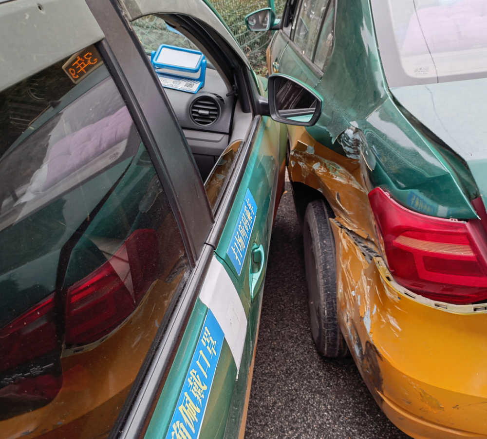 出租车直行开着,下一秒被撞上隔离带,到底发生了什么?