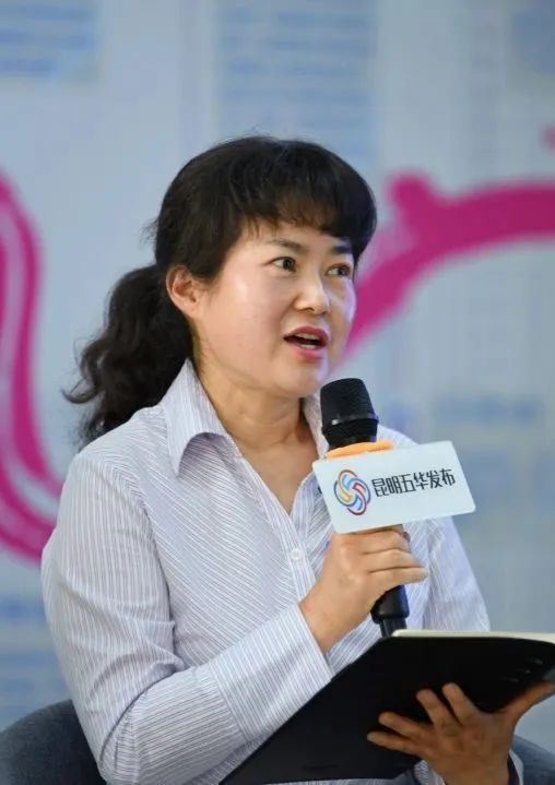 杨丽梅热心文学人士,长城中学长城诗社负责人吟哦讽诵蓝花楹,浓墨重彩