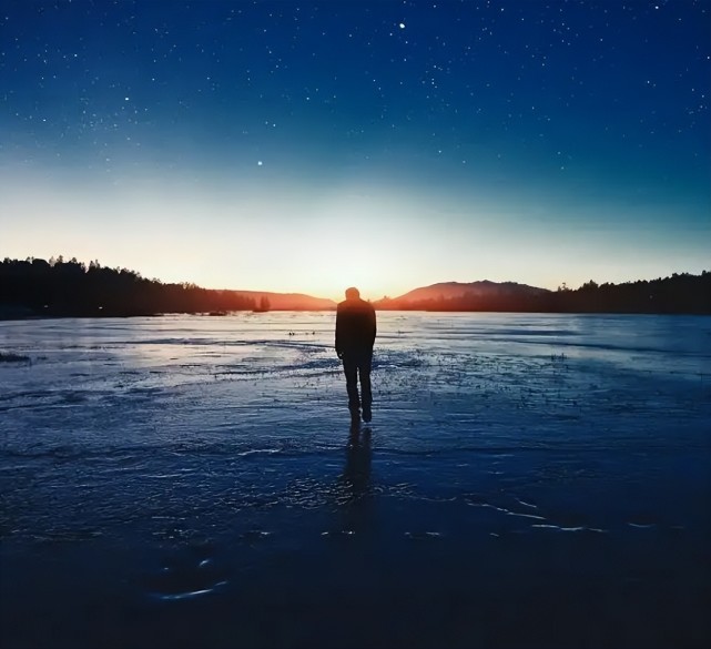 我们不得不去接受这一切,也不得不去面对那些明明人山人海,却无人倾诉