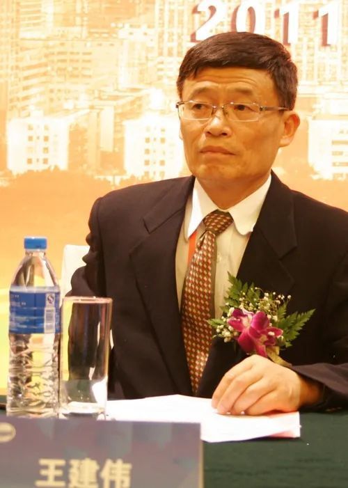 退休8年多后，王建伟落马！_腾讯新闻