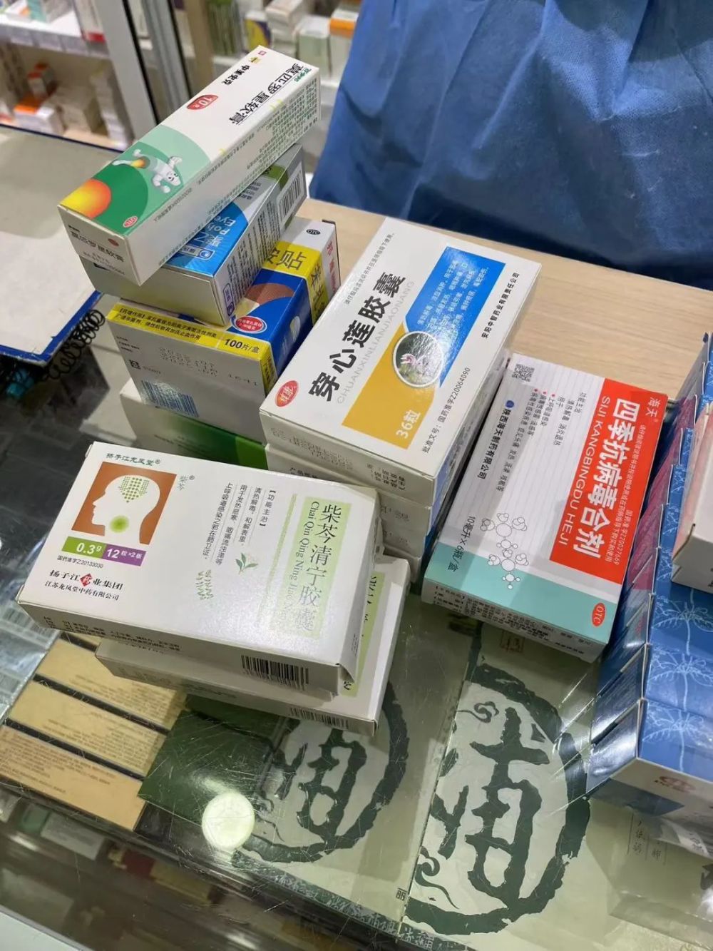 连花清瘟胶囊又卖断货,多位专家:盲目跟风囤药没必要!_腾讯新闻