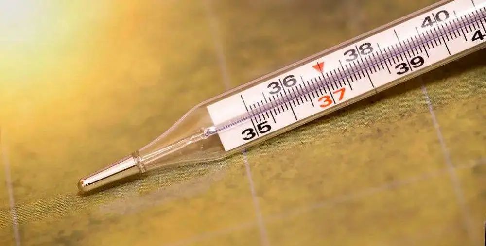 水银体温计水银体温计下部靠近玻璃泡的部位有一个非常狭窄的曲颈缩口