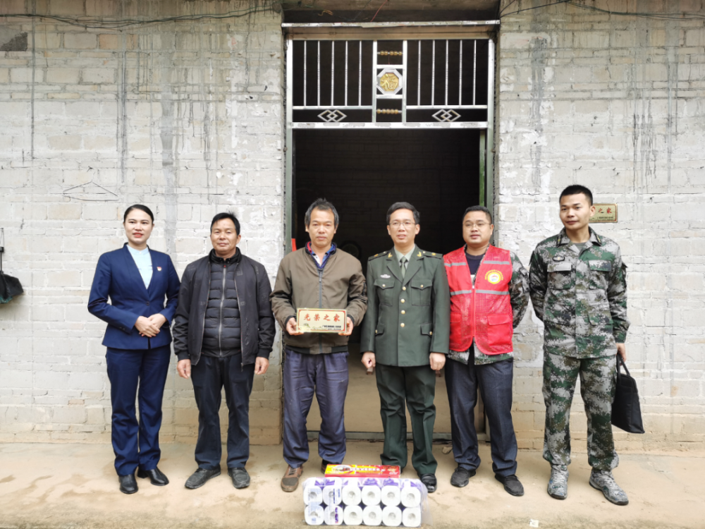 在今年被评为"四有"优秀士兵的家中,镇党委书记马天宝和工作人员为