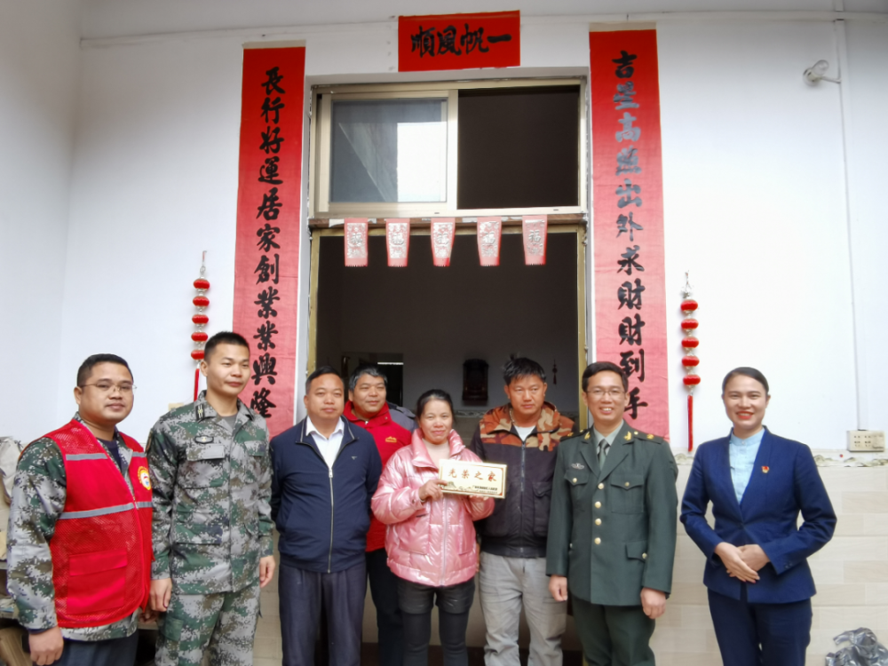 在今年被评为"四有"优秀士兵的家中,镇党委书记马天宝和工作人员为