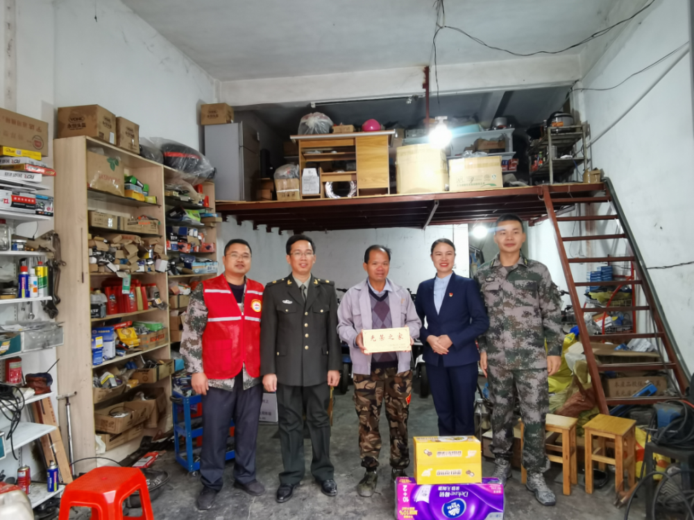 在今年被评为"四有"优秀士兵的家中,镇党委书记马天宝和工作人员为