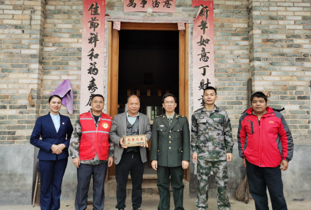 在今年被评为"四有"优秀士兵的家中,镇党委书记马天宝和工作人员为