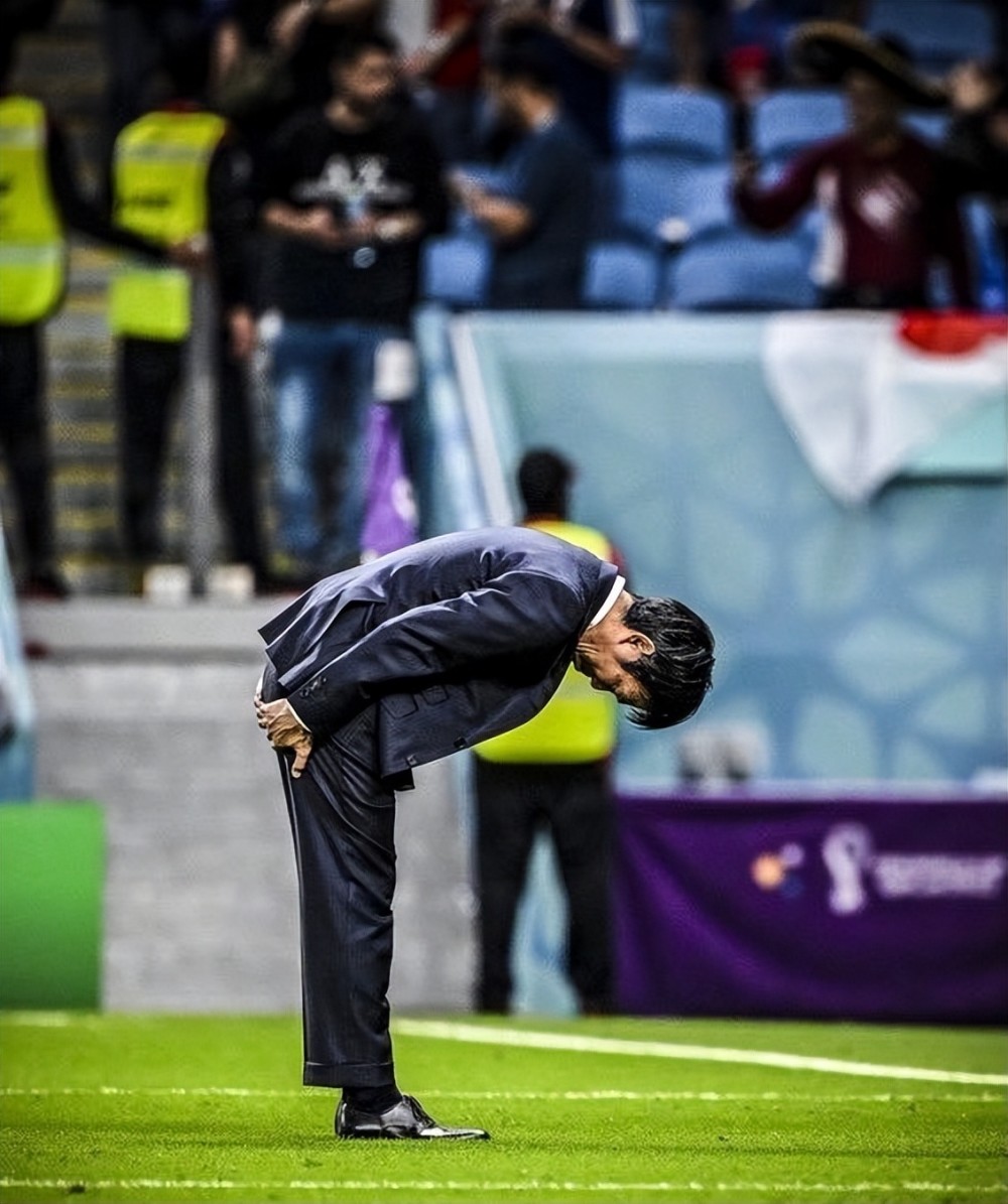 绅士告别日韩世界杯出局森保一鞠躬感谢孙兴慜致歉球迷