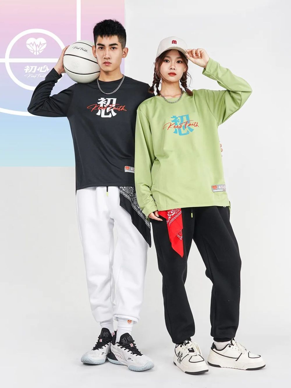 冬天打比赛的兄弟,也可以在帽衫外面,套一件球衣,叠穿的效果更帅!