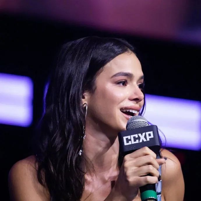 ccxp《蓝甲虫》先导海报发布,女主角布鲁娜·马尔科辛亮相_腾讯新闻