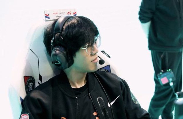 LOL：RNG老板断开连接，刘青松粉丝爆料离队内幕，大主播找不到队伍了_腾讯新闻