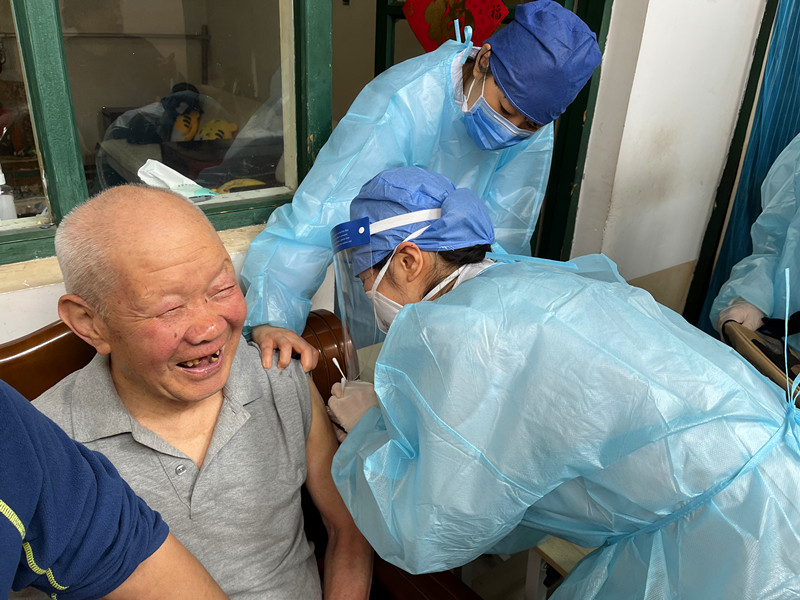 石景山区有9支医疗“轻骑队”，将疫苗送到老年人身边最后的英文
