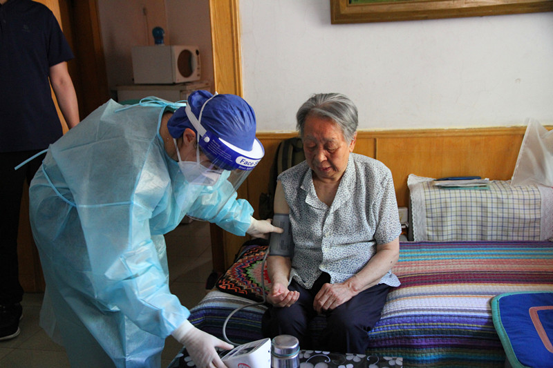 石景山区有9支医疗“轻骑队”，将疫苗送到老年人身边最后的英文