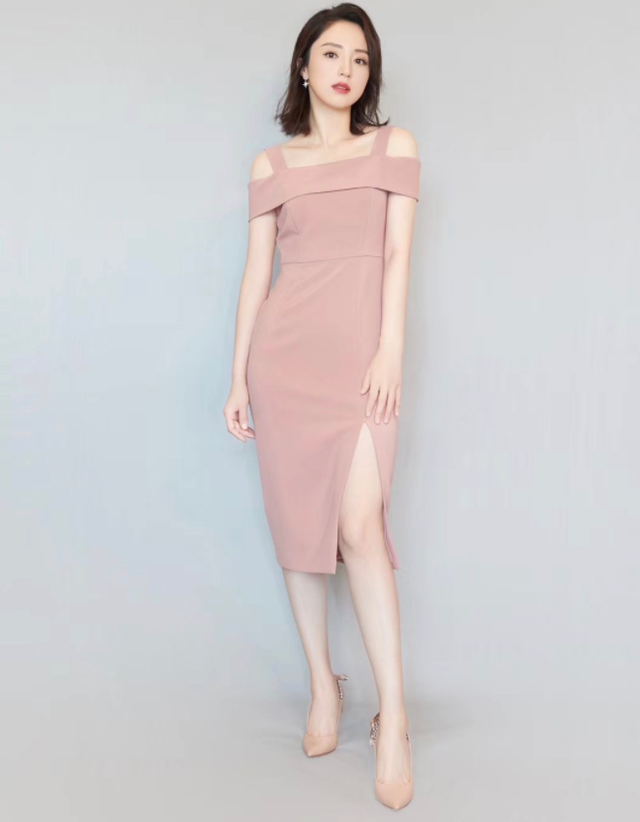 这一次现身活动的董璇身穿粉色的连衣长裙,一字肩的裙领设计,把董璇